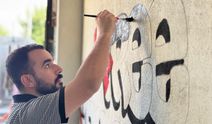 Çizdiği grafitilerle İsrail saldırıları altındaki Filistin'e destek veriyor