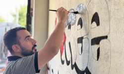 Çizdiği grafitilerle İsrail saldırıları altındaki Filistin'e destek veriyor