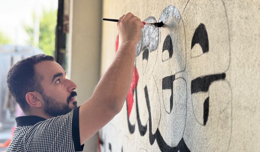 Çizdiği grafitilerle İsrail saldırıları altındaki Filistin'e destek veriyor